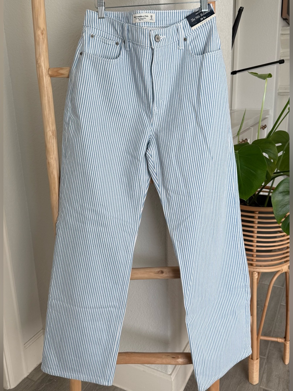 Abercrombie & Fitch Blue Striped 90's Relaxed High Rise Jean size 28/6 NWT